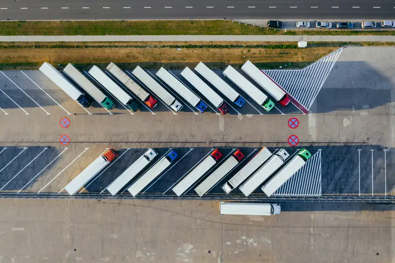 Frota de carretas estacionadas vista de cima